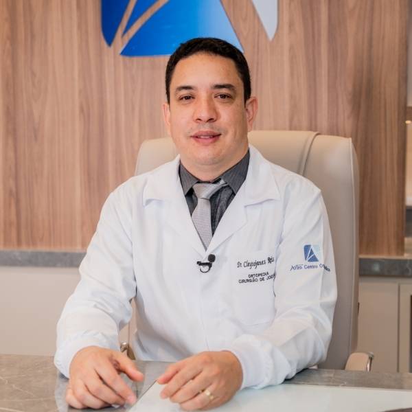 DR. CLEYTOJANES REIS